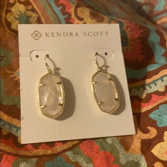 NWT KENDRA SCOTT Dani 14kGold Drops-Ivory Pearl - Picture 2 of 5